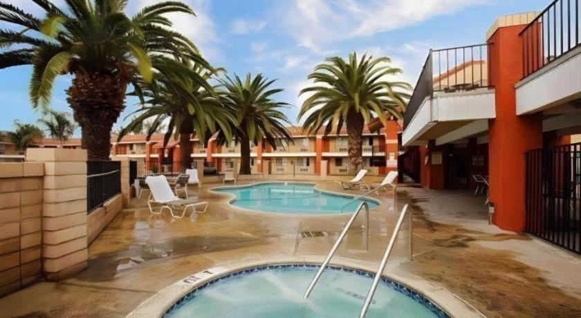 Days Inn By Wyndham Хемет Экстерьер фото